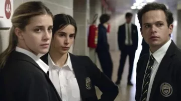 La camisa blanca del uniforme de Fabio (Brando Pacitto) en Baby S01E01