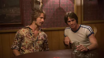 Camisa estampada usada por Finnegan (Glen Powell) en Everybody Wants Some!!