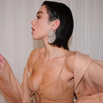 The jacket of the costume Alberta Ferretti of Dua Lipa on his account Instagram @dualipa