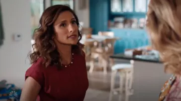 Vestido de cuello adornado de Sandro Conique usado por Emet (Sarayu Blue) en I Feel Bad S01E10