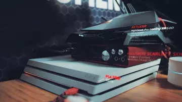 La console PS4 Pro blanche dans la vidéo GOTAGA SETUP 2018 - Partie 1 : Mon Bureau ! de Gotaga