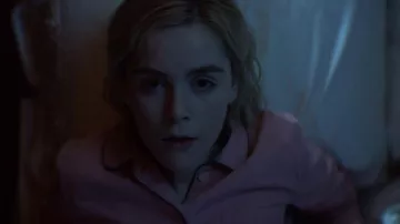 The pajamas powdery pink of Sabrina Spellman (Kiernan Shipka) in The New Adventures of Sabrina S01E01