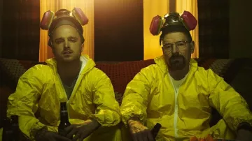 The replica of the combination of yellow, Walter White (Bryan Cranston) in Breaking Bad S01E05