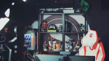 La figurine Funko Pop de Light Yagami dans la vidéo GOTAGA SETUP 2018 - Partie 1 : Mon Bureau ! de Gotaga