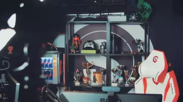 La figurine Funko Pop Rick & Morty de Trans­lucent Pi­ckle dans la vidéo GOTAGA SETUP 2018 - Partie 1 : Mon Bureau ! de Gotaga
