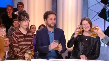 The sweaters in stripes of Nora Hamzawi in Daily 12/12/2018