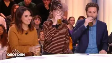 Le sweat moutarde de Salhia Brakhlia dans Quotidien du 12/12/2018