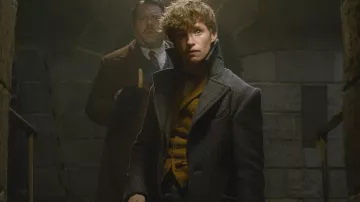 The suit jacket orange Nobert Dragon ( Eddie Redmayne ) in The Fantastic Animals : The Crimes of Grindelwald