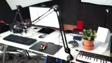 The computer keyboard Razer in the video MY SETUP 2016 Squeezie