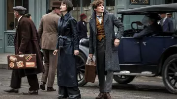 The long coat leather Porpentina Goldstein (Katherine Waterston) in The Fantastic Animals : The Crimes of Grindelwald