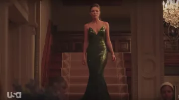 El vestido largo de lentejuelas verdes usado por Lila (Lili Simmons) en The Purge S01E02