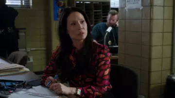 Le chemise noire imprimés bouches du Dr. Joan Watson (Lucy Liu) dans Elementary S04E14