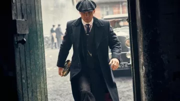 The navy blue 3-piece suit worn by Thomas Shelby (Cillian Murphy) in the series Peaky Blinders (Season 04 Episode 05)
