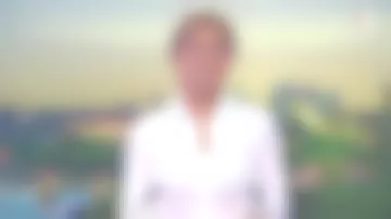 The white shirt of Anne-Sophie Lapix in Journal de 20h de France 2 du 05/12/2018