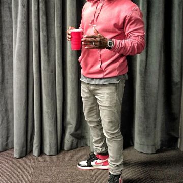 The pair of Nike Air Jordan 1 Retro High Og "Track Red" Kevin Hart on his account Instagram @kevinhart4real