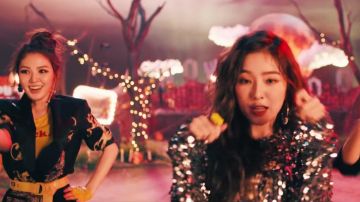 Le blazer de Wendy dans Red Velvet 레드벨벳 'RBB (Really Bad Boy)' MV