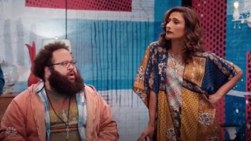 Free People Mon Cheri Silky Patchwork Kimono usado por Emet (Sarayu Blue) en I Feel Bad S01E10