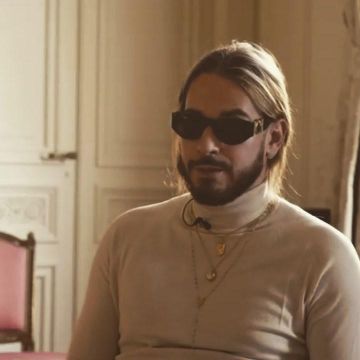 The pair of sunglasses Versace Hexad of SCH on his account Instagram @sch