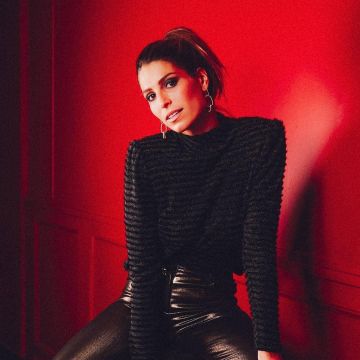 The pants golden Laury Thilleman on the account instagram @laurythilleman