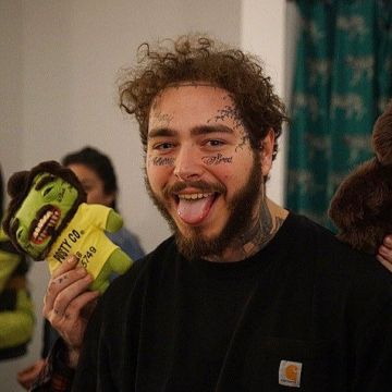 The black t-shirt long sleeve Carhartt Post Malone on his account Instagram @postmalone