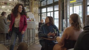 La veste rouge Côme Éditions de Charlotte (Sabrina Ouazani) dans Plan Cœur Saison 1 Episode 1