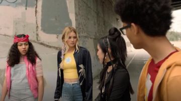 The john ornaments Stella McCartney worn by Karolina Dean (Virginia Gardner) in Marvel's Runaways S02E01
