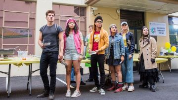 El par de zapatillas Converse verdes de Alex Wilder (Rhenzy Feliz) en Marvel's Runaways S02E01
