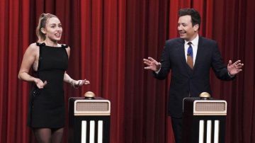 Noir Mini Robe portée par Miley Cyrus dans Le Tonight Show Starring Jimmy Fallon