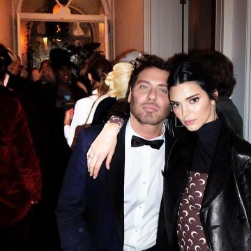 Les boucles d'oreilles rectangulaires en or rose de Kendall Jenner sur son compte Instagram @kendallnicole.style