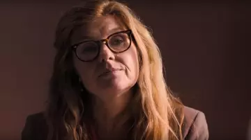 Les lunettes de vue écailles du psychologue (Connie Britton) dans The Mustang