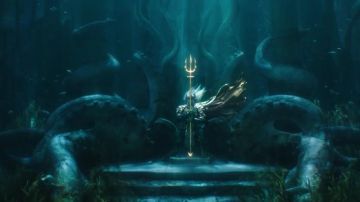 Le trident doré de Aquaman (Jason Momoa) dans Aquaman