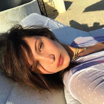 The chain triple necklace with coins dangling Luv Aj Bella Hadid on his account Instagram @bellahadid