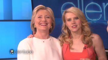 Pendientes de Kate McKinnon con cristales de Swarovski en el vídeo Kate McKinnon impresiones de Ellen y Hillary Clinton consecutivas