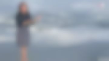 The two-toned gown of Anaïs Baydemir in Weather 2 of the 13/12/2018