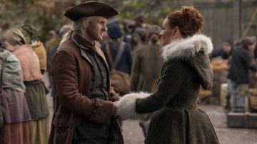 Le manteau de Claire Fraser porté par Brianna Randall Fraser (Sophie Skelton) dans Outlander S04E07