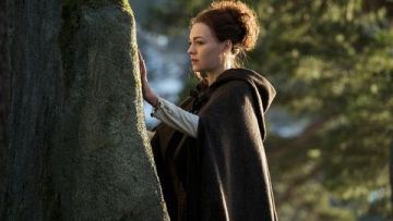 La cape en laine portée par Brianna Randall (Sophie Skelton) dans Outlander S04E07