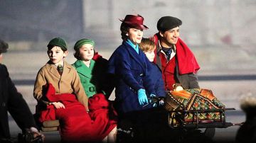 The blue coat worn by Mary Poppins (Emily Blunt) in The return of Mary Poppins