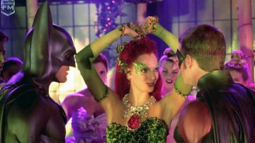 El vestido inspirado en el traje de Hiedra Venenosa (Uma Thurman) en Batman y Robin (1997)