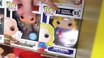La figura Funko Pop de SuperGirl en el video de YouTube "ALL OUR FUNKO POP!"