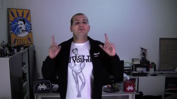 Le t-shirt Marc Jacobs x Miley Cyrus "Protect the Skin You're In" de Bruce Benamran dans Pourquoi le Soleil nous réchauffe - Ep.07 par e-penser