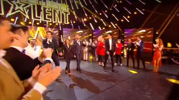 Los pantalones de traje de pedrería de Hélène Ségara en La France, un talento indecible del 18/12/2018