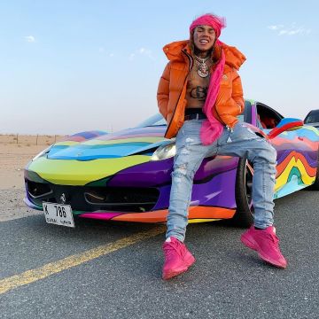 Gucci Rhyton Logo Leather Sneaker in Pink usado por 6ix9ine en su cuenta de Instagram @6ix9ine