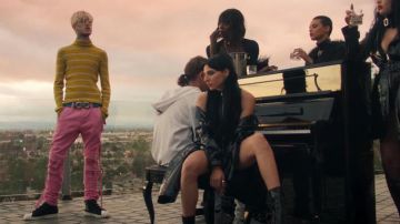 El suéter amarillo a rayas Dries Van Noten usado por Lil Peep en su video Suck My Blood