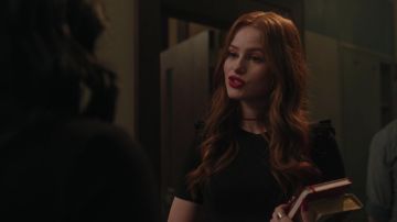 La bague en or rose "Love" par Cartier de Cheryl Blossom (Madelaine Petsch) dans Riverdale S03E08