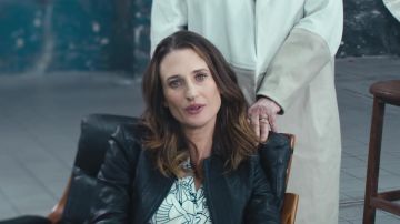 La robe imprimée Modetrotter portée par Camille Cottin dans le clip De l'Amour par Urgence Homophobie