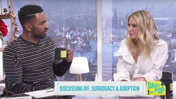 Monse étirement Asymétrique en popeline de coton blanc shirt porté par Morgan Stewart sur E! News Quotidiennes, Des Pop