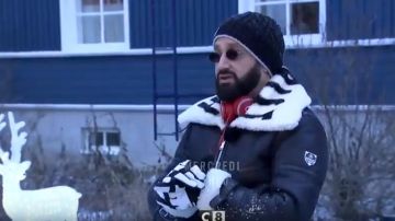 La chaqueta de cuero de Cyril Hanouna en Baba en Laponia: En busca de Santa Claus del 19/12/2018