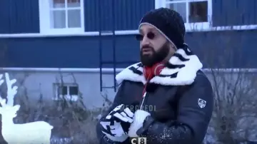 La veste en cuir de Cyril Hanouna dans Baba en Laponie : A la recherche du Père Noël du 19/12/2018