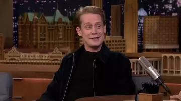 The jacket Harrington navy blue Sandro of Macaulay Culkin in The Tonight Show Starring Jimmy Fallon