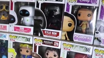 La figura Funko Pop de Kylo Ren con su casco en el video de YouTube "ALL OUR FUNKO POP!"